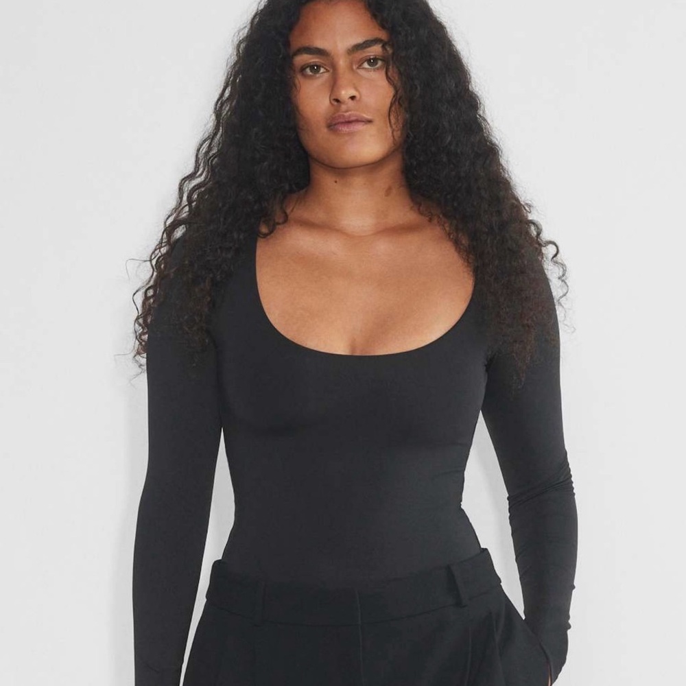 Aritzia contour scoop neck long sleeve